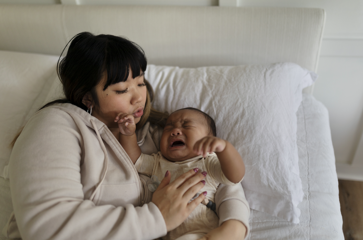 bayi menangis, cara menenangkan bayi, penyebab bayi menangis, bayi lapar, tangisan bayi, Bunda, si Kecil